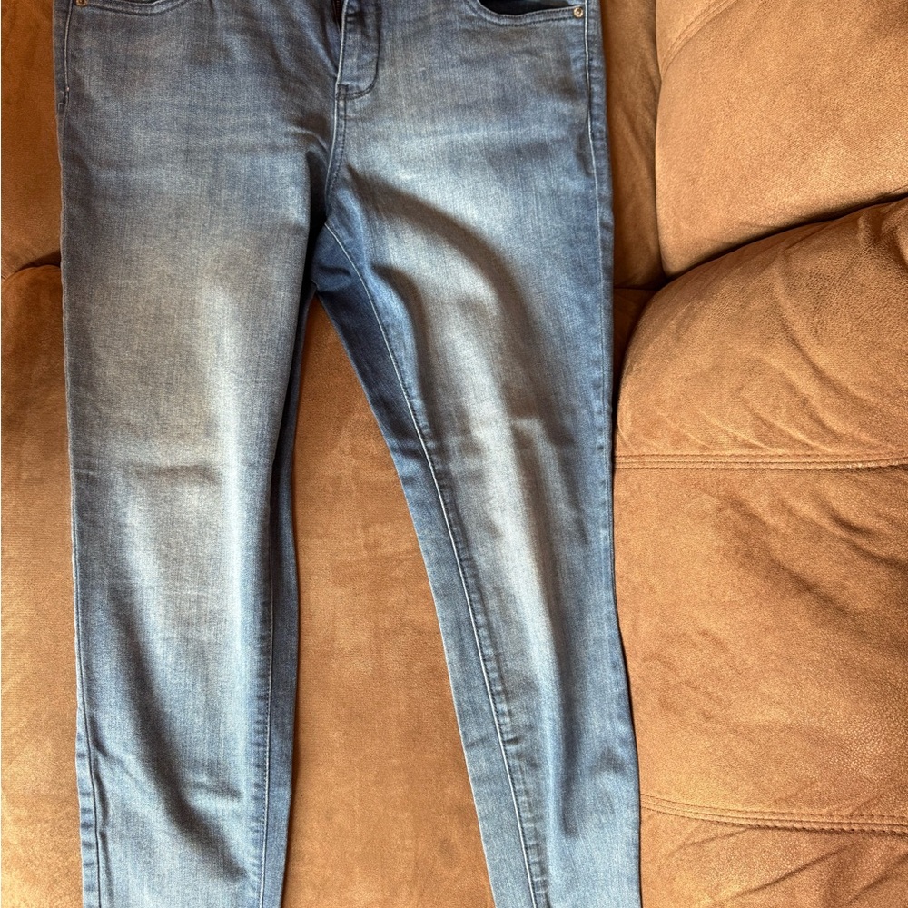 Old Navy Women's Straight Leg Jeans in Medium Blue